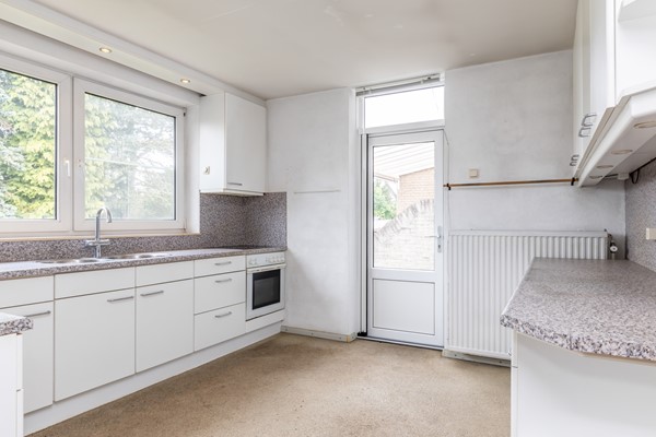 Foto - Te koop: Een ruime twee-onder-een kapwoning met inpandige garage, groot souterrain en goed formaat tuin gelegen op het Zuidwesten op een prima locatie in Wijlre.